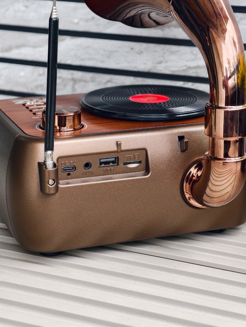 MZ SERIES A RETRO RADIO SPEAKER (Model M305)